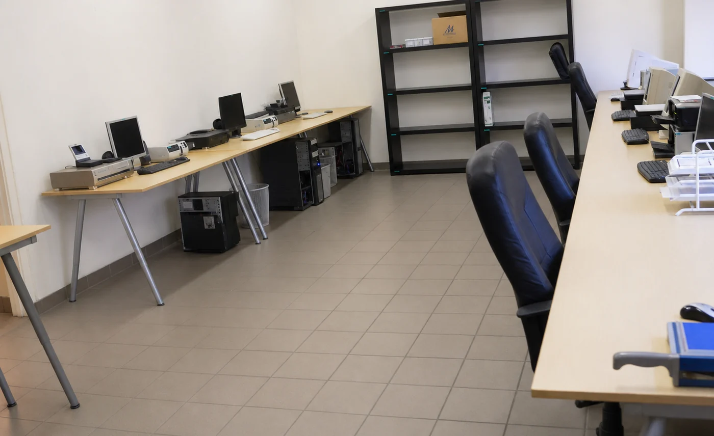 Jedno z prvních pracovišť BGA Video s několika digitalizačními stanicemi.